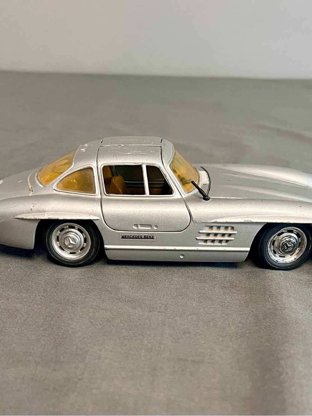 VTG Burago 1:24 1954 Mercedes Benz 300 SL Gullwing Die Cast